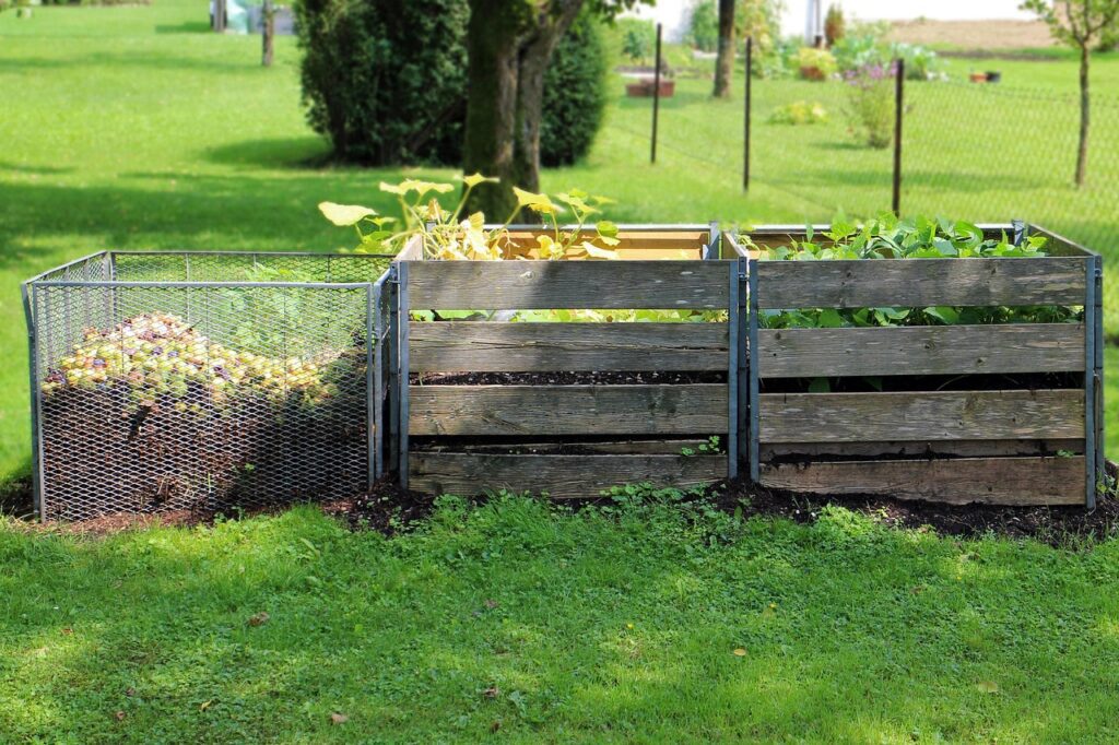 3 composts dans un jardin