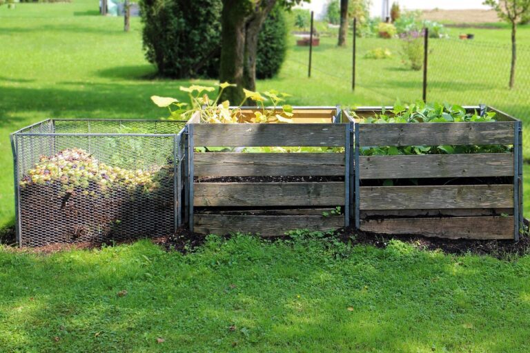 3 composts dans un jardin