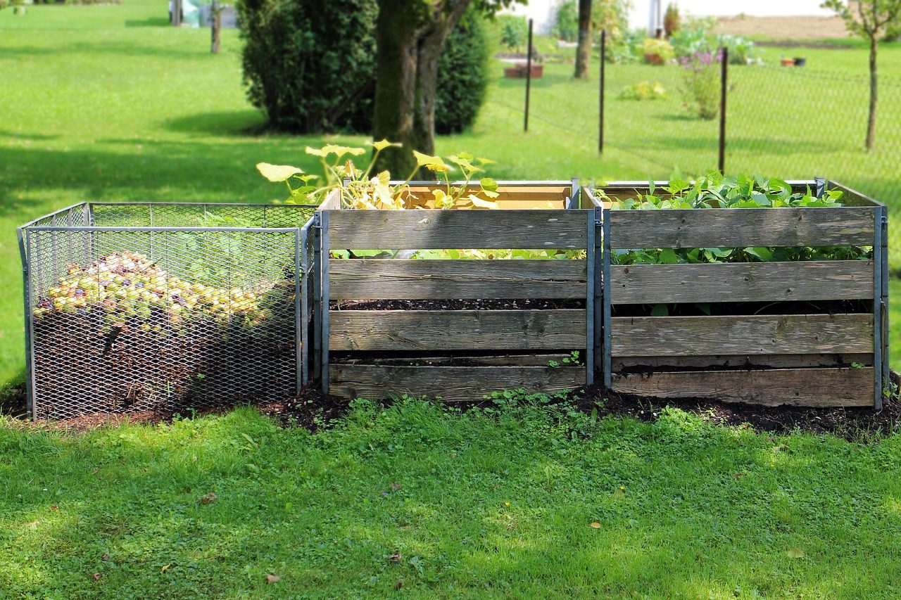 3 composts dans un jardin