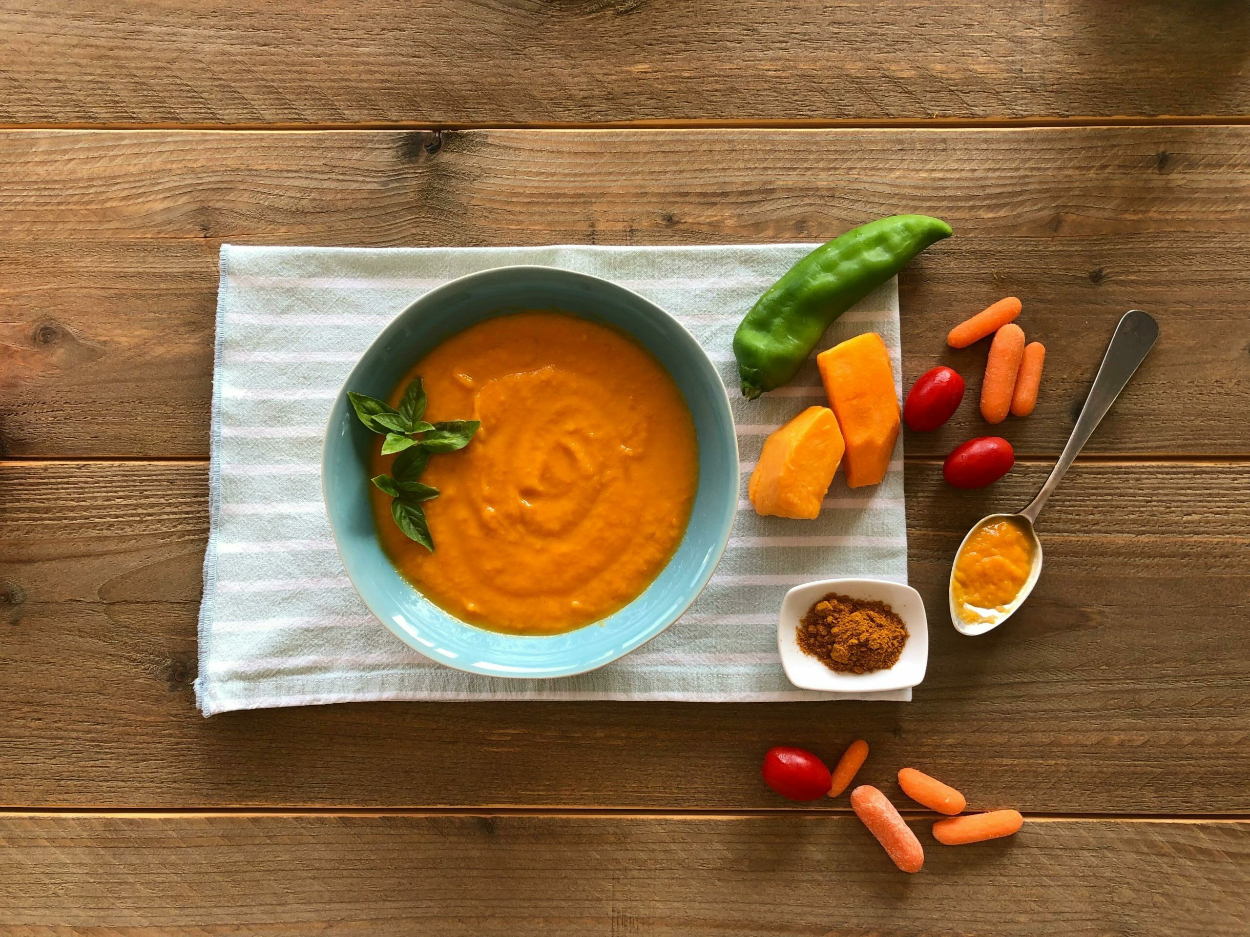 Une assiette de soupe de potiron et carottes