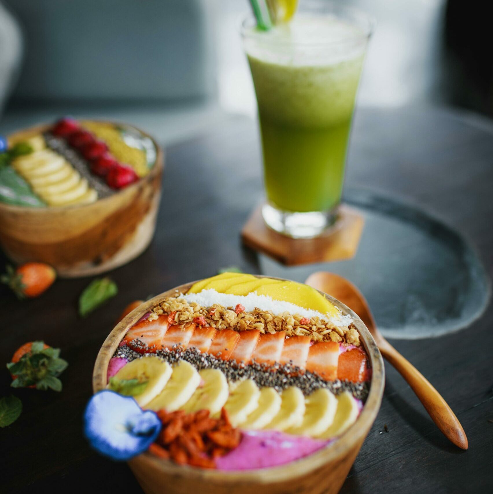 Une salade de fruits et un cocktail