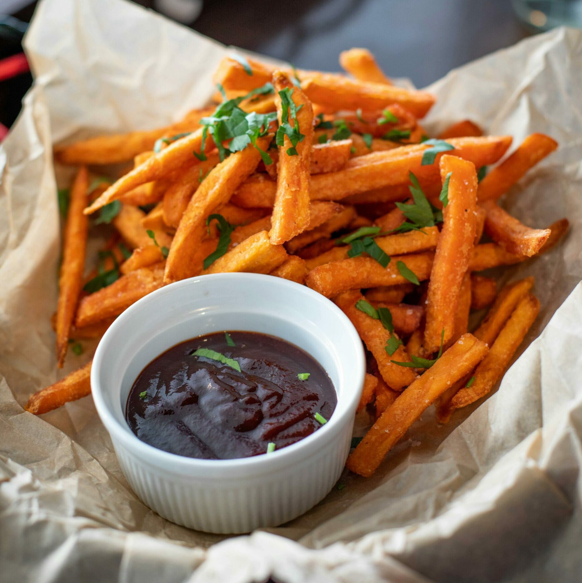Des frites de carottes avec une sauce faite maison