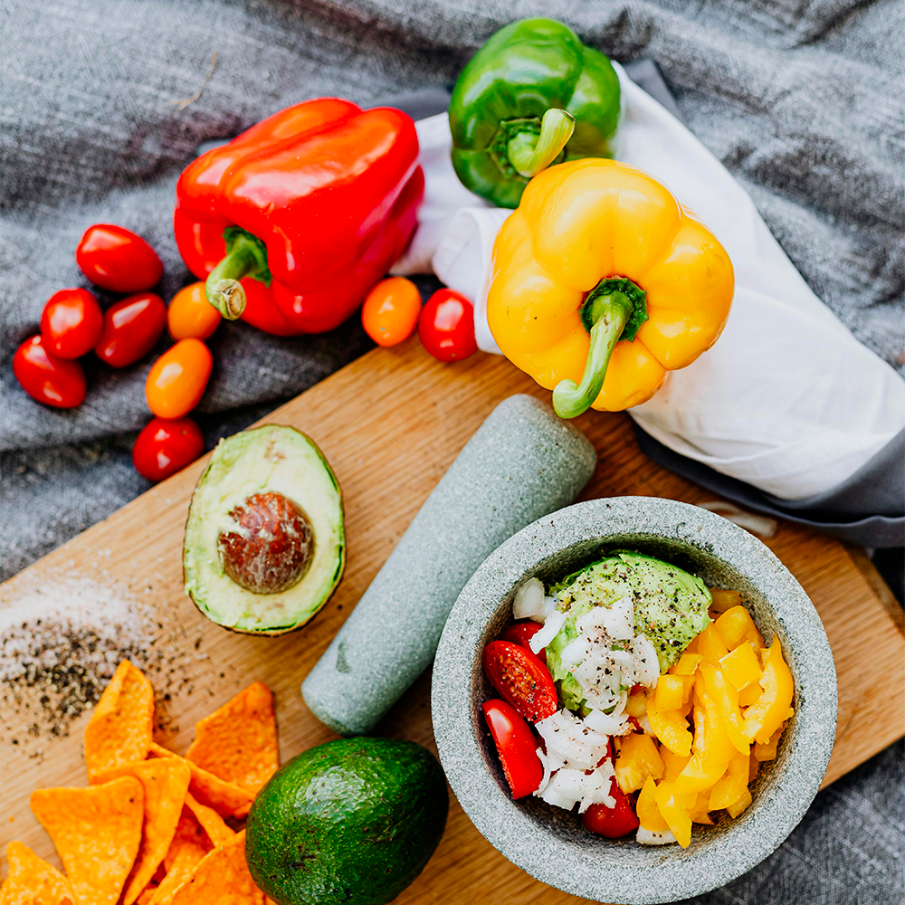 Poivrons, tomates, avocats pour l'apéritif