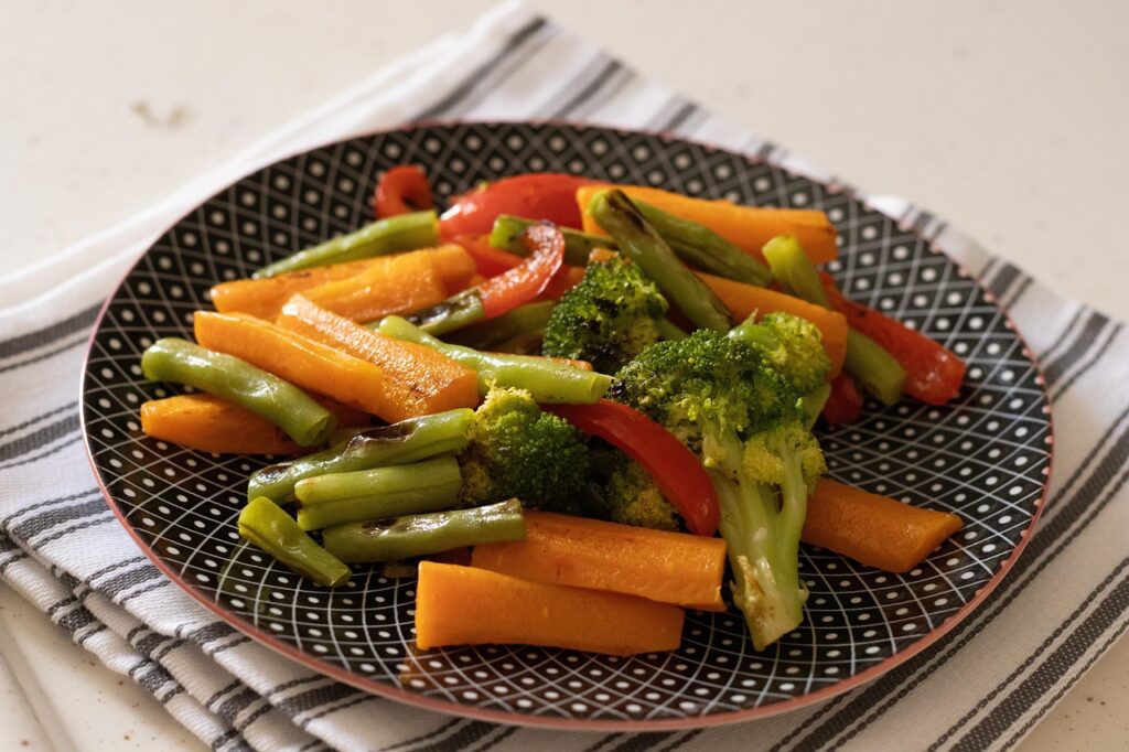 Une assiette de légumes cuisinés