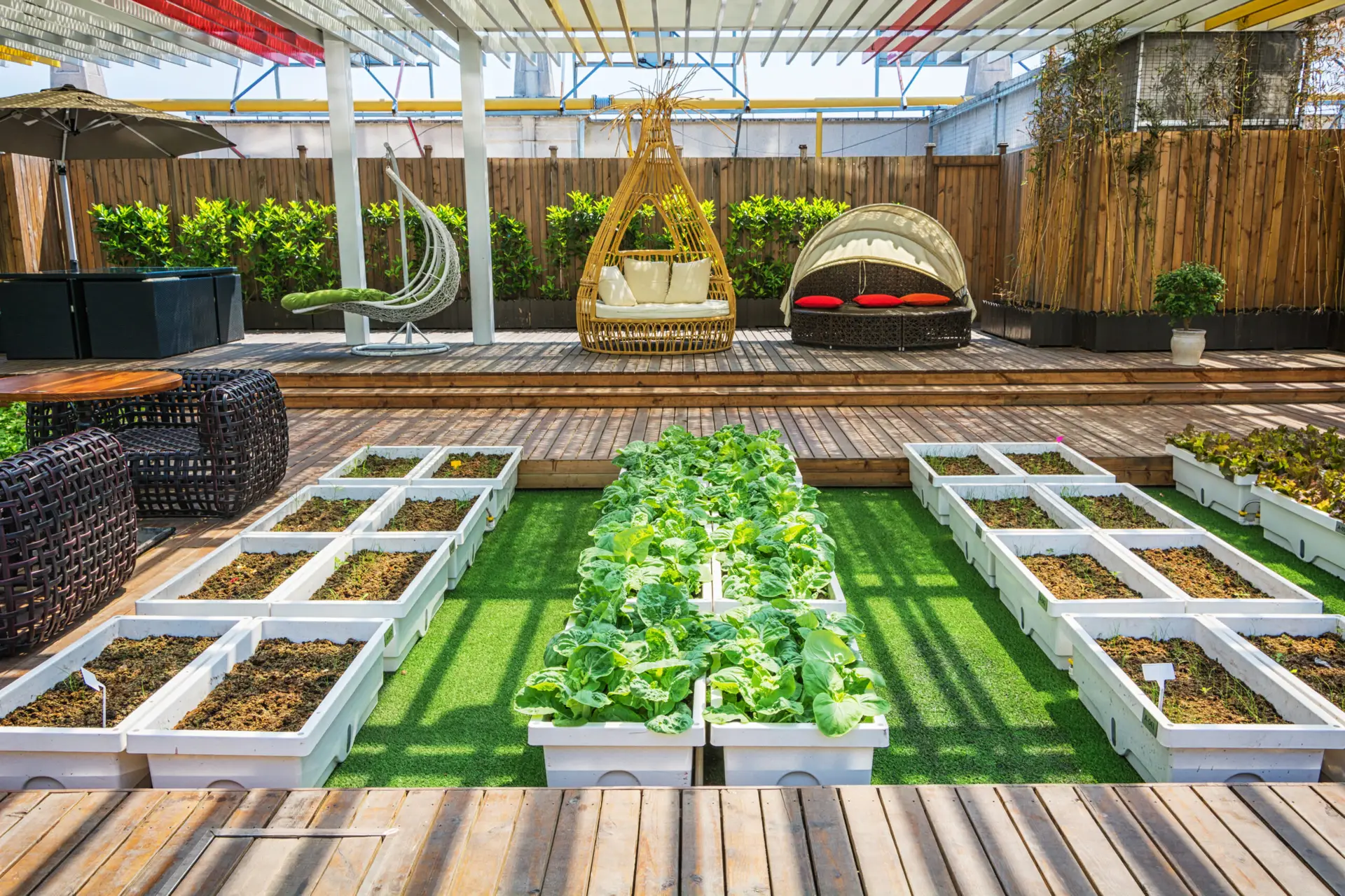 Un jardin couvert avec des plantations et un espace de détente