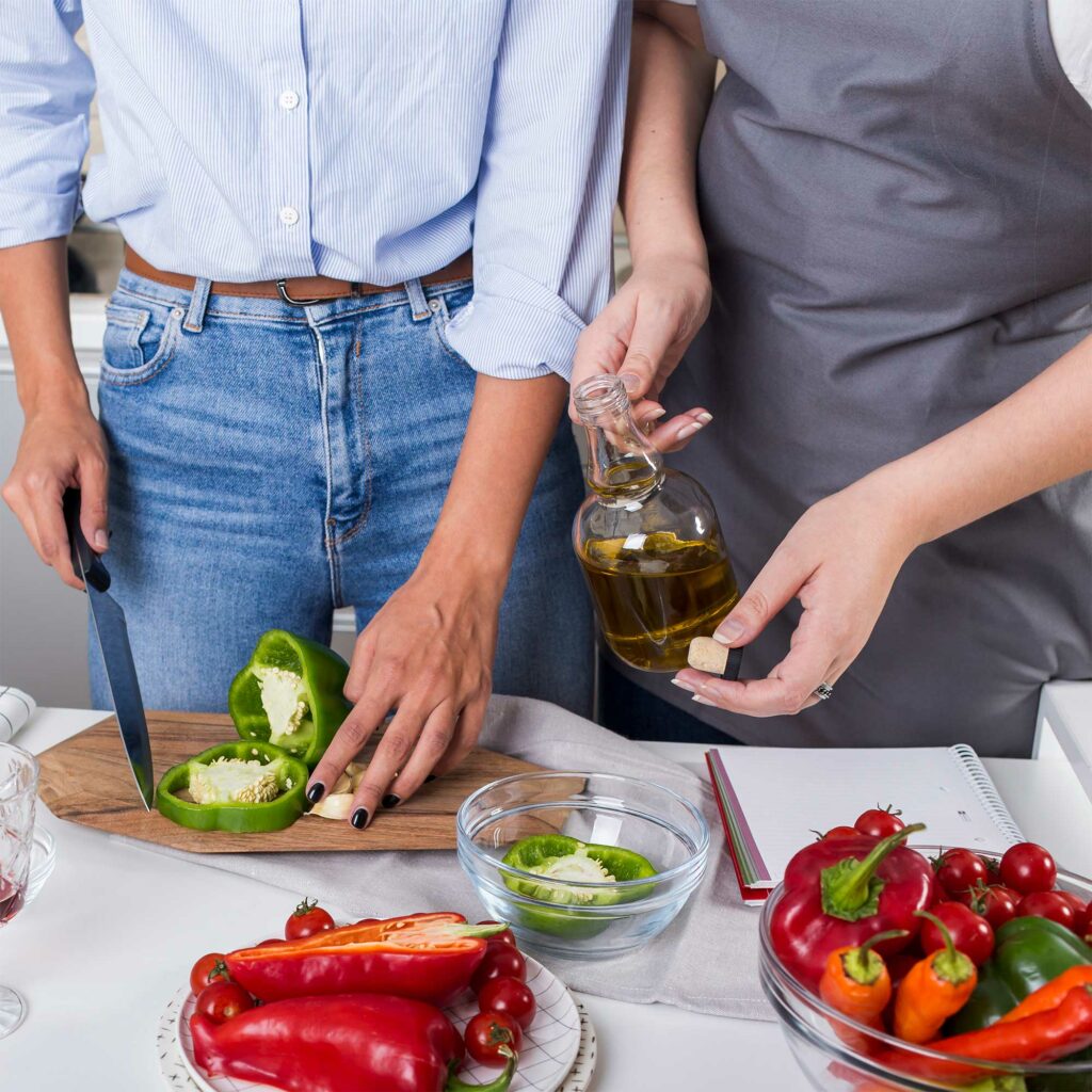 Des participants à un atelier de cuisine coupent des légumes