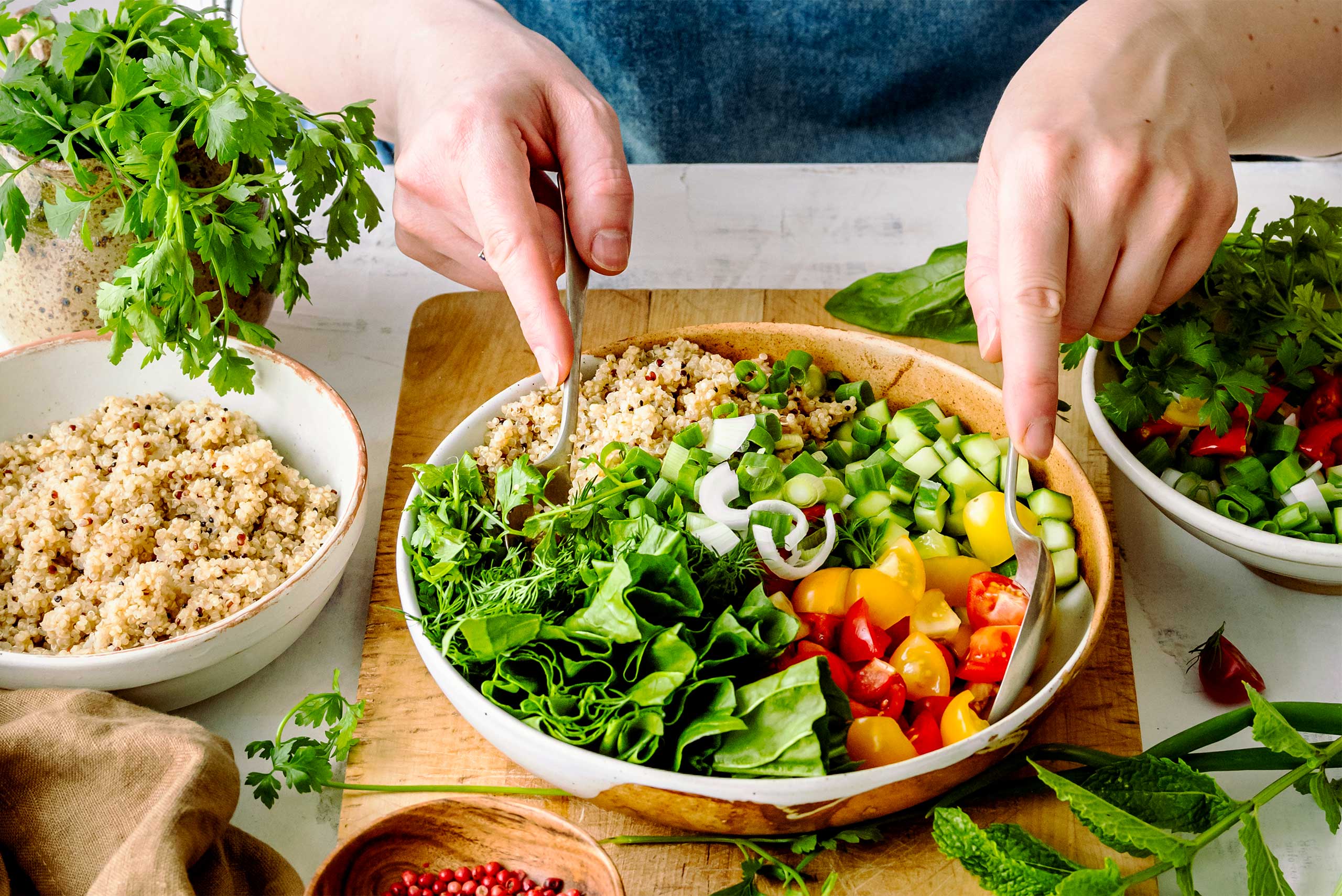 Préparation d'une salade aux légumes frais
