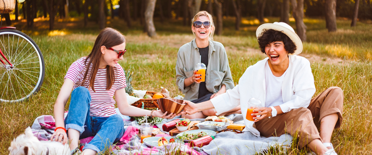 Déjeuners sur l’herbe Personnes qui font un pique-nique
